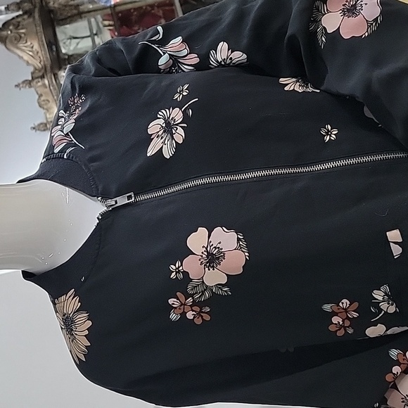 Who What Wear Deep  Black Pink Floral Zip Up Crop Jacket Size Large - Picture 3 of 9